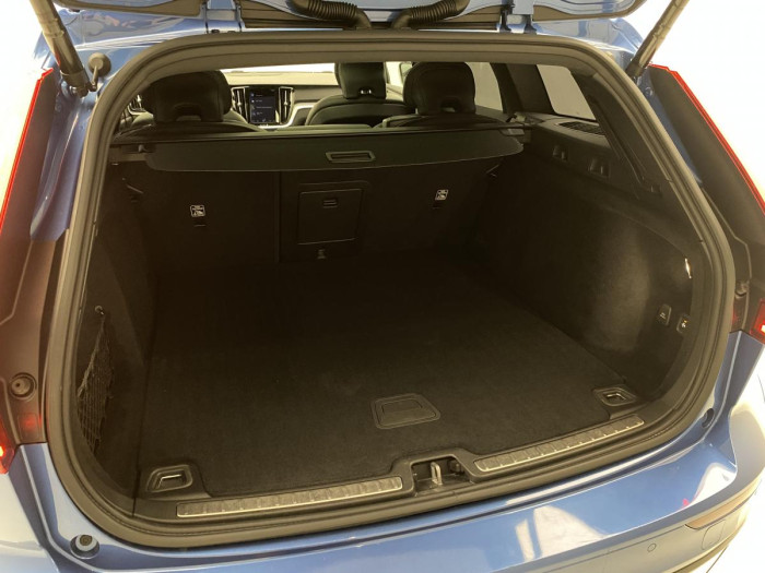 Volvo V60 B6 AWD R-DESIGN REZERVACE