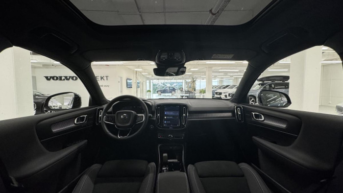 Volvo XC40 B3 ULTIMATE DARK REZERVACE