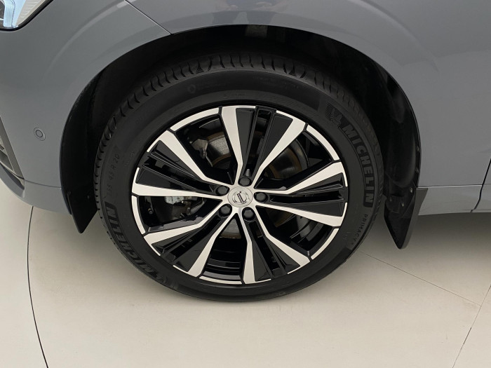 Volvo XC60 B4 AWD PLUS DARK REZERVACE