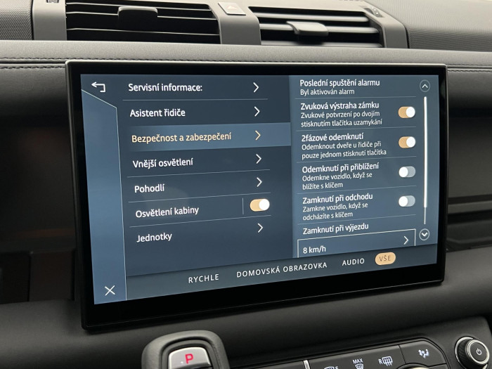 Land Rover Defender 110 D250 X-Dyn SE REZERVACE 3.0 d SE