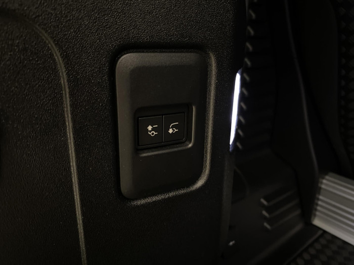 Land Rover Defender D250 SE AWD AUT REZERVACE 3.0 d SE