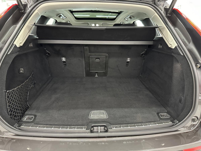 Volvo XC60 B5 AWD PLUS BRIGHT REZERVACE 2.0 Plus