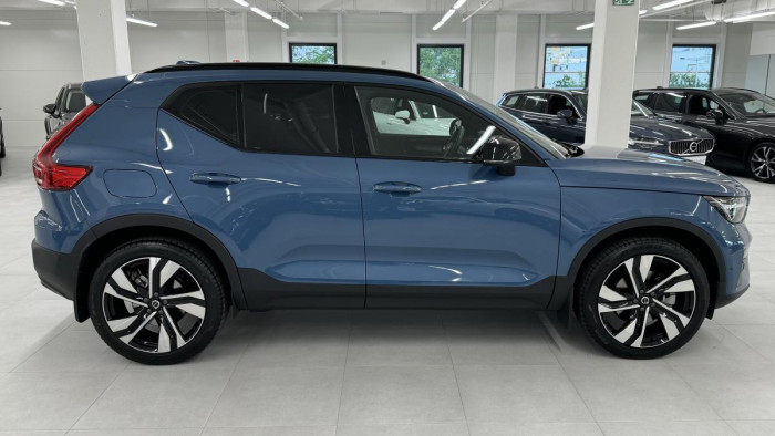 Volvo XC40 B3 ULTIMATE DARK REZERVACE