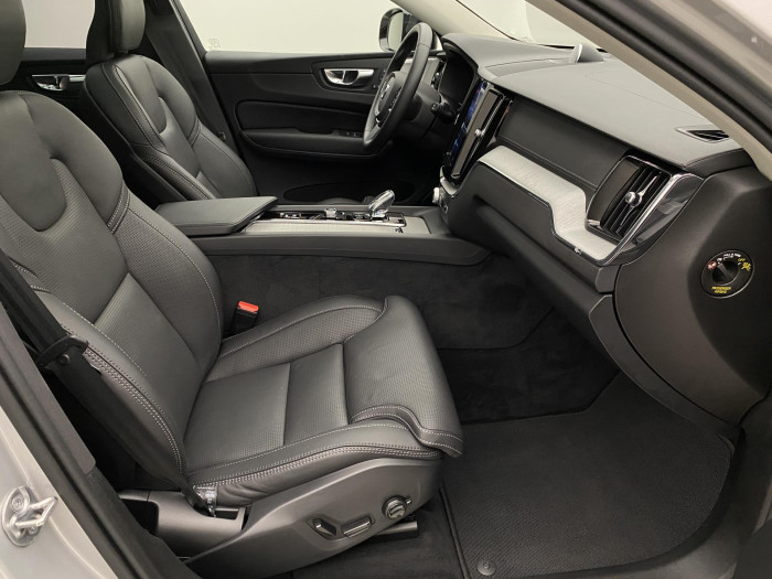 Volvo XC60 B5 AWD ULTRA DARK AUT CZ 1.maj