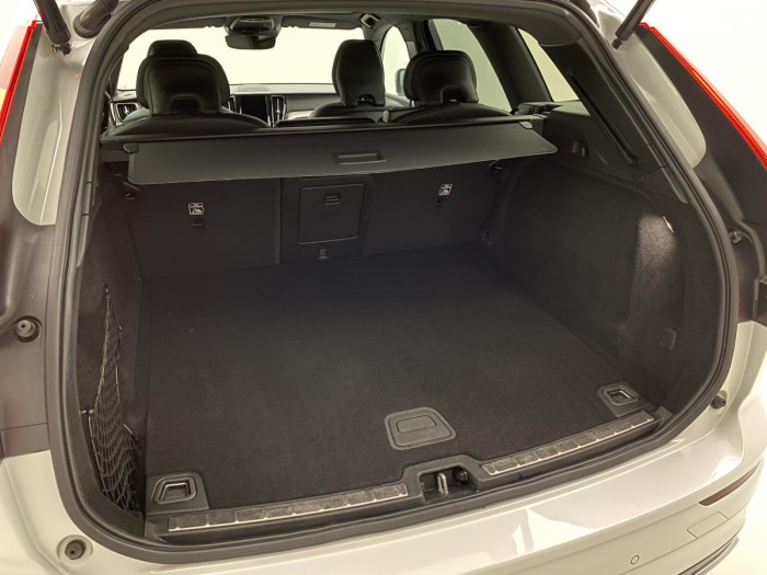 Volvo XC60 B5 AWD R-DESIGN REZERVACE