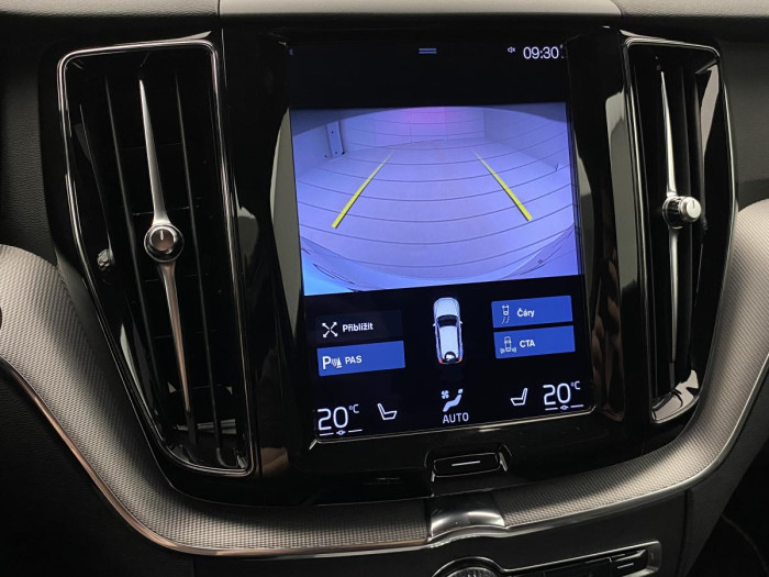 Volvo XC60 B5 AWD R-DESIGN REZERVACE