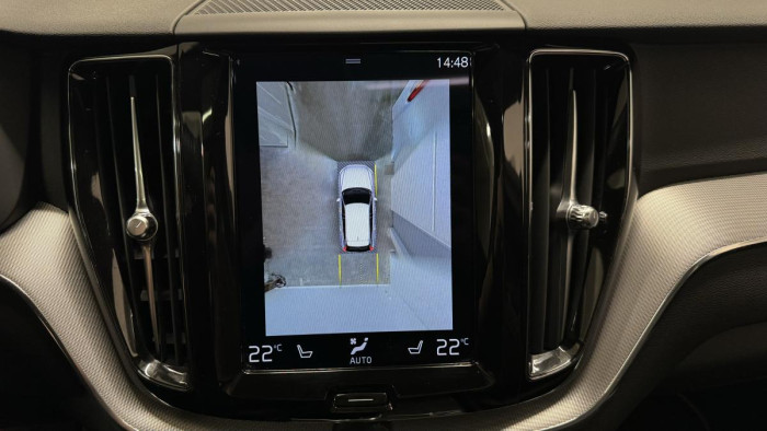 Volvo XC60 B4 AWD R-DESIGN REZERVACE