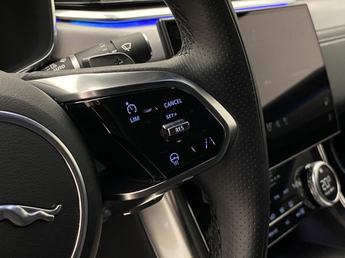 Jaguar XF D200 R-DYNAMIC REZERVACE 2.0 d Dynamic