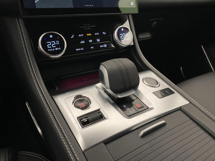 Jaguar F-Pace P250 R-DYNAMIC SE REZERVACE 2.0 Dynamic SE