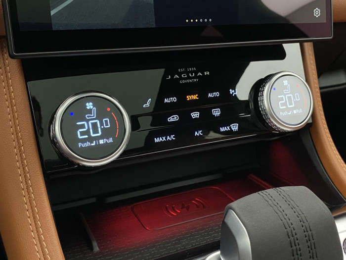 Jaguar F-Pace D200 R-DYNAMIC REZERVACE 2.0 d Dynamic