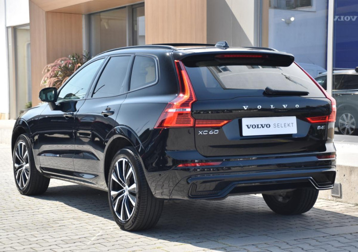 Volvo XC60 B4 AWD ULTIMATE REZERVACE