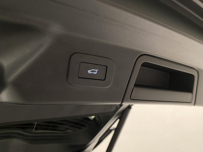 Land Rover Range Rover Velar D300 SE AUT AWD REZERVACE 3.0 d SE