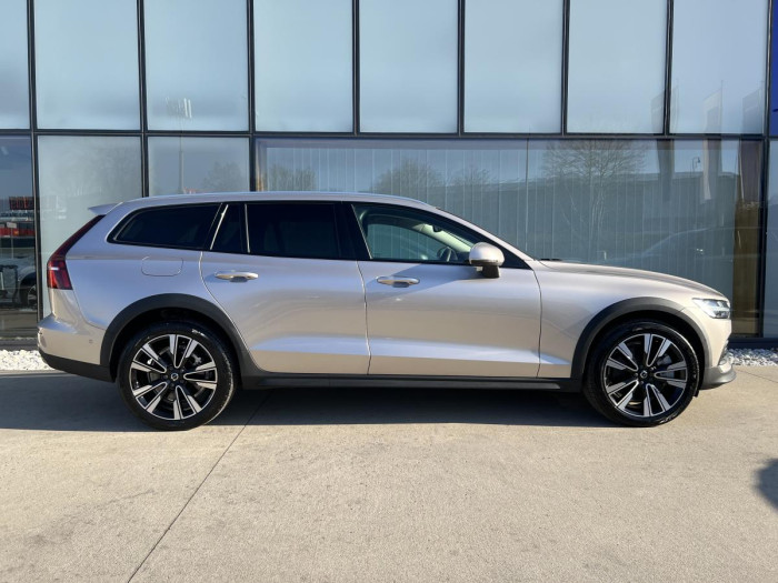 Volvo V60 CROSS COUNTRY B4 AWD REZERVACE