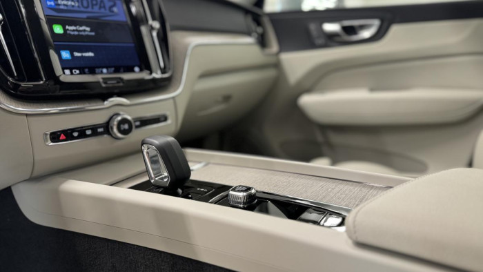 Volvo XC60 B4 CORE NEZÁVISLÉ TOPENÍ AUT