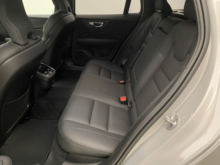 Volvo V60 B4 PLUS DARK AUT 1.maj