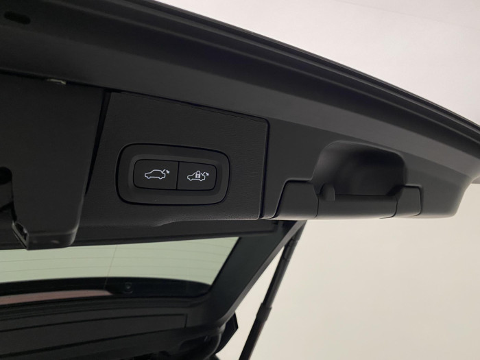 Volvo XC60 B4 AWD R-DESIGN REZERVACE