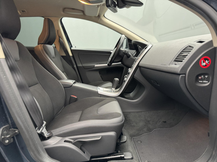 Volvo XC60 D5 AWD MOMENTUM AUT CZ 2.4 d Momentum