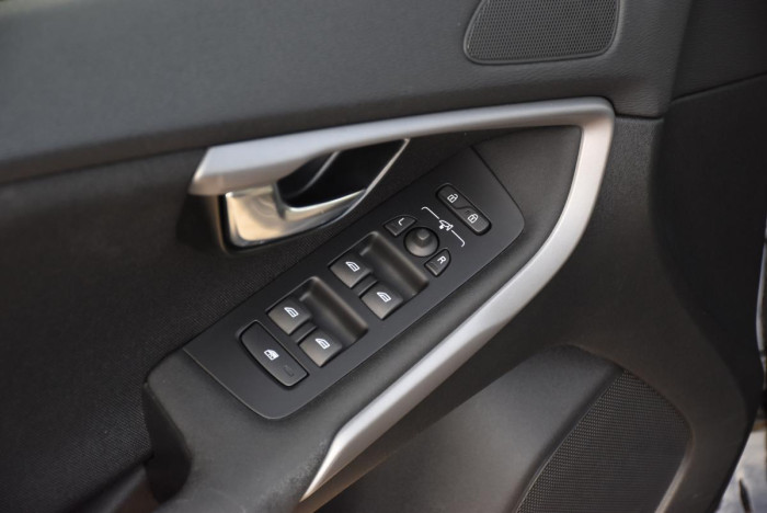 Volvo V40 D2 BLACK EDITION REZERVACE 2.0 d Edition