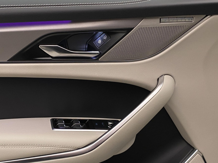 Jaguar F-Pace P250 AWD R-DYNAMIC REZERVACE 2.0 Dynamic