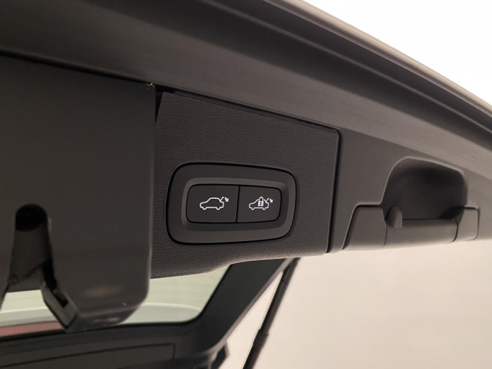 Volvo XC60 B5 AWD R-DESIGN REZERVACE