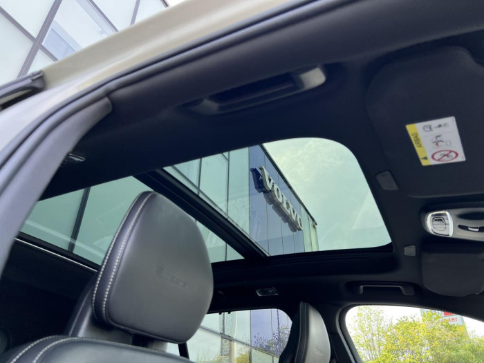 Volvo XC90 B5 AWD R-DESIGN 7MÍSTNÁ Aut