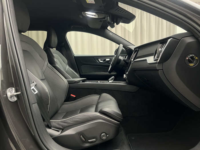 Volvo V60 CC B4 AWD PLUS AUT 1.maj.