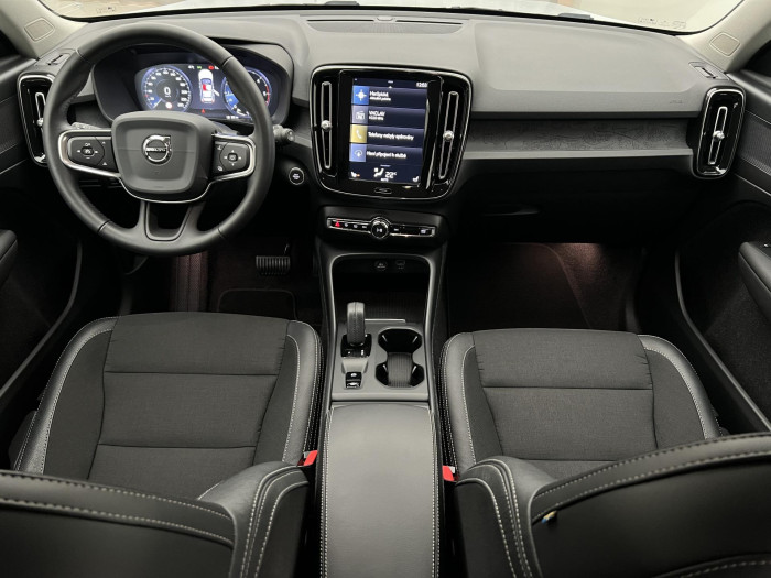 Volvo XC40 D4 AWD MOMENTUM PRO AUT CZ 2.0 d Momentum