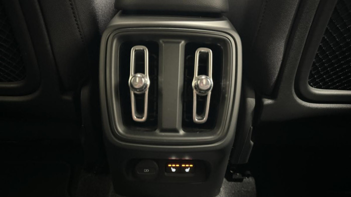 Volvo XC40 B4 AWD MOMENTUM REZERVACE 2.0 Momentum