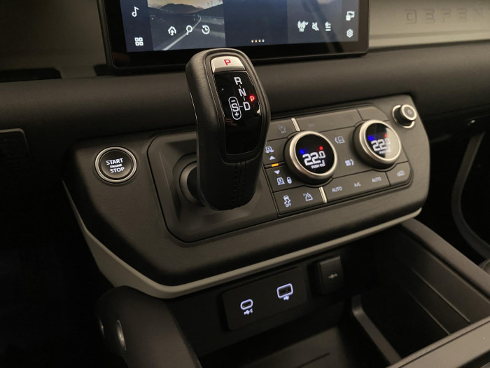 Land Rover Defender D250 SE AWD AUT REZERVACE 3.0 d SE