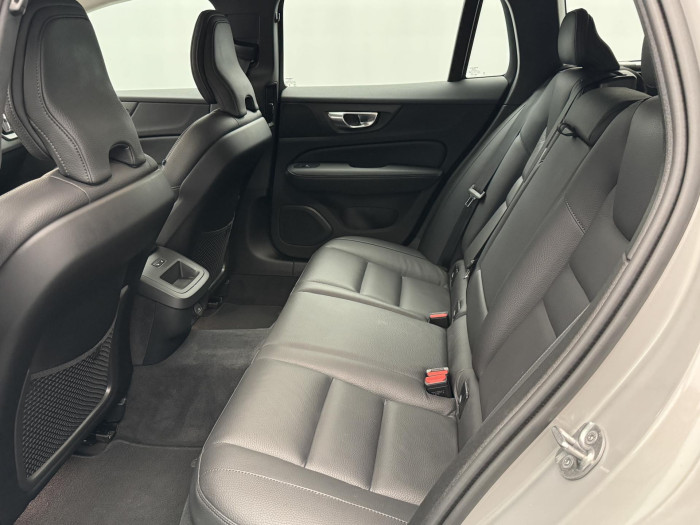 Volvo V60 B4 DARK PLUS AUT CZ 1.maj