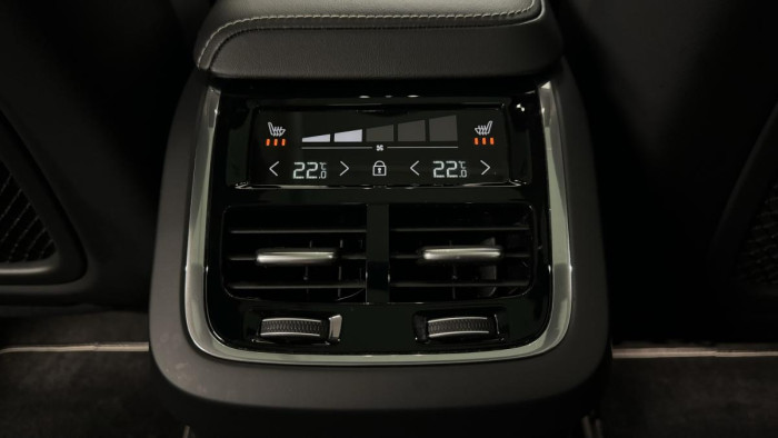 Volvo XC60 B4 AWD R-DESIGN REZERVACE