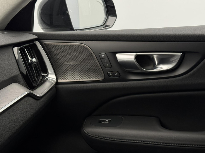 Volvo V60 B4 PLUS DARK AUT 1.maj.
