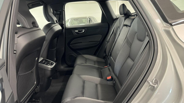 Volvo XC60 B4 PLUS DARK REZERVACE 2.0 Plus