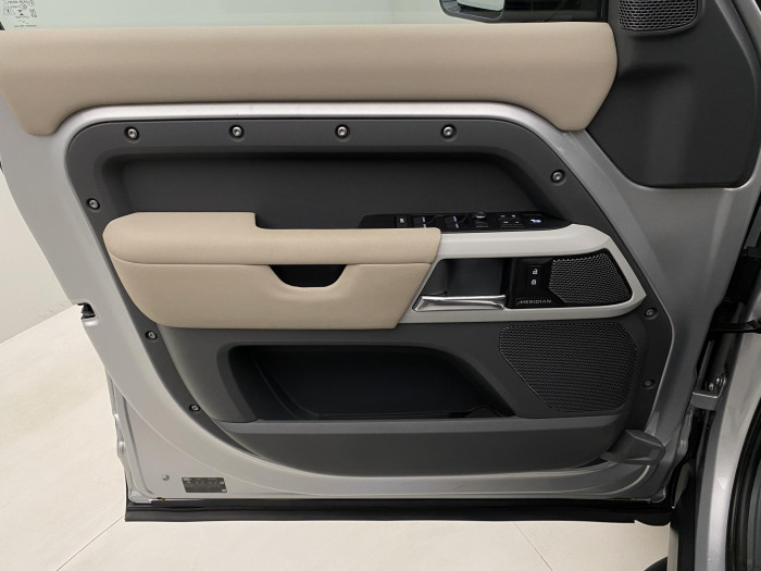 Land Rover Defender P400 SE AWD AUT REZERVACE 3.0 SE