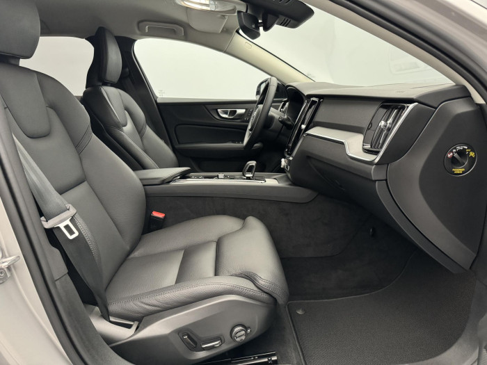 Volvo V60 B4 PLUS DARK 1.maj