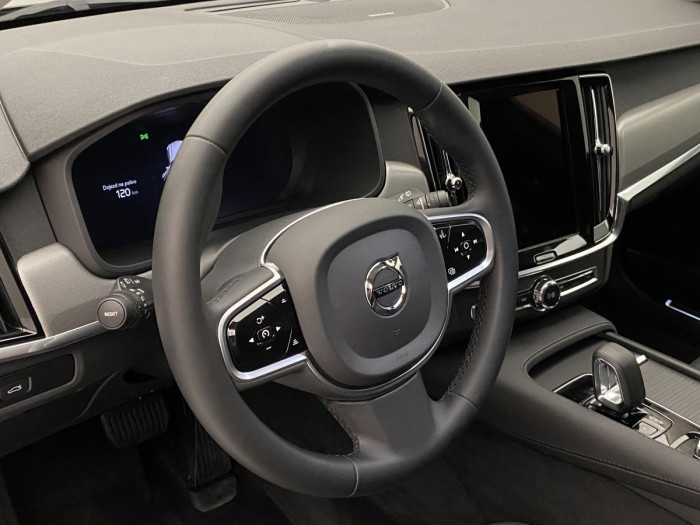 Volvo V90 B4 AWD CORE AUT REZERVACE