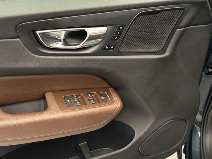 Volvo XC60 B4 AWD INSCRIPTION REZERVACE