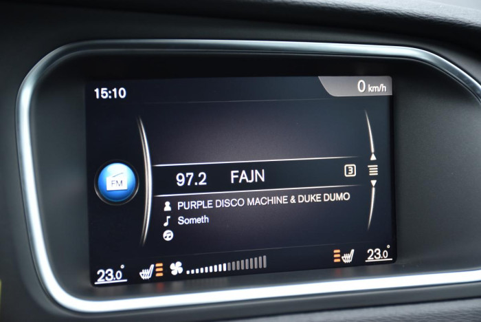 Volvo V40 T2 R-Design REZERVACE