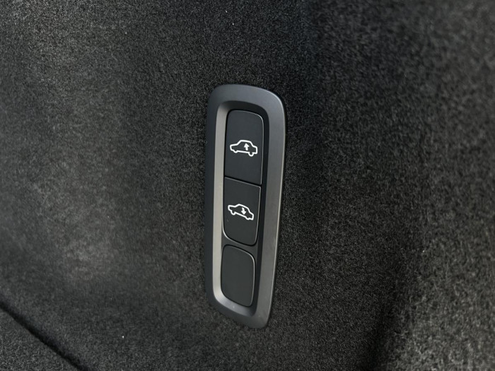 Volvo XC60 B5 AWD ULTIMATE DARK Aut CZ