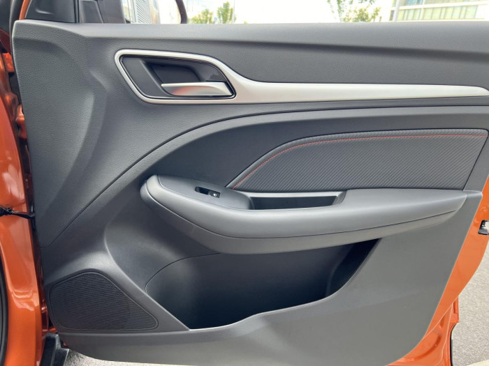 MG ZS ELEGANCE - ZIMNÍ PNEU ZDARMA* 1.0 Elegance