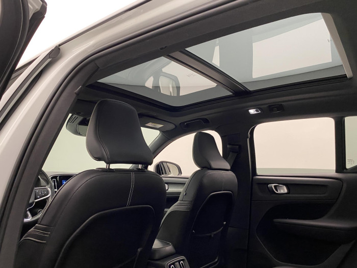 Volvo XC40 T4 AWD R-DESIGN REZERVACE