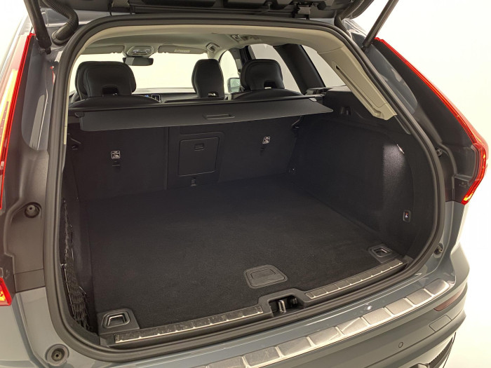 Volvo XC60 B4 AWD PLUS DARK AUT 1.maj