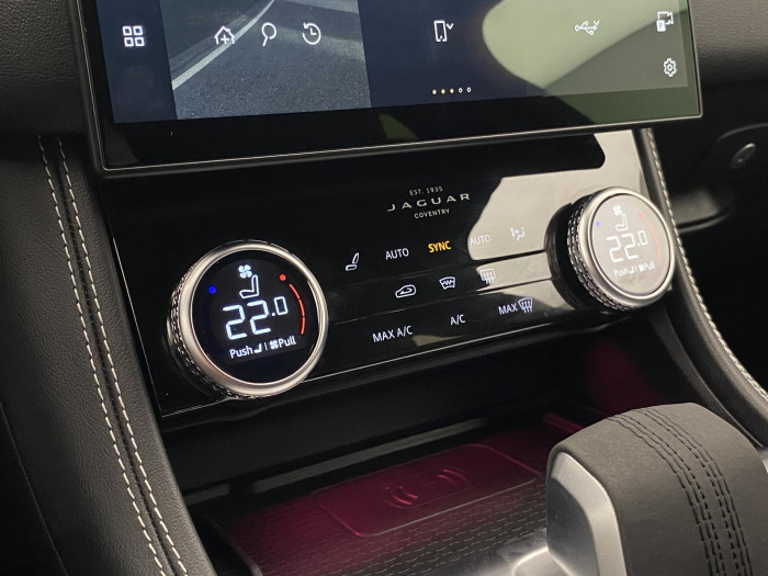 Jaguar F-Pace P250 R-DYNAMIC SE REZERVACE 2.0 Dynamic SE