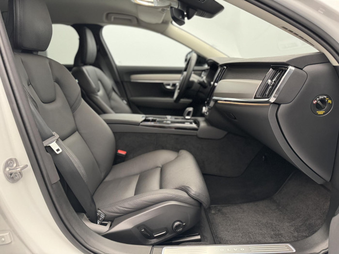 Volvo V90 T6 AWD RECHARGE DARK REZERVACE