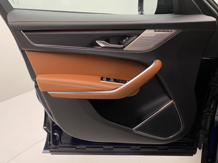 Jaguar F-Pace D200 R-DYNAMIC REZERVACE 2.0 d Dynamic