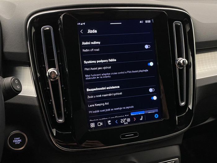 Volvo XC40 B3 DARK PLUS REZERVACE