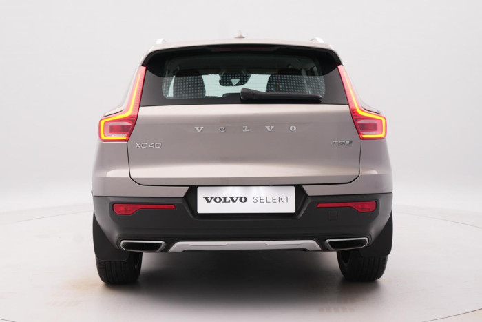 Volvo XC40 T5 RECHARGE REZERVACE