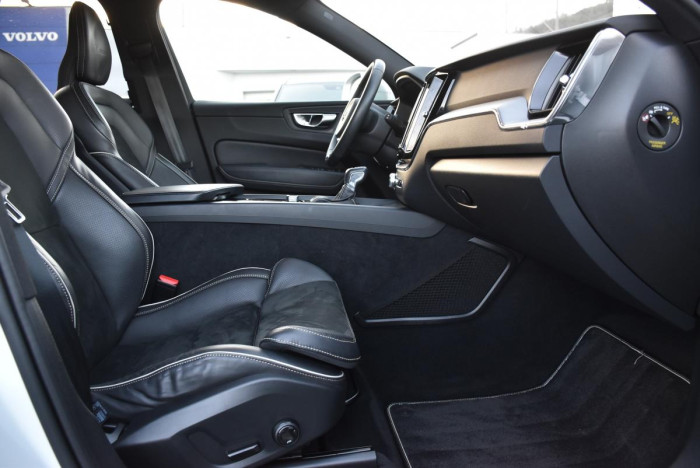 Volvo XC60 D4 AWD R-DESIGN AUT REZERVACE 2.0 d