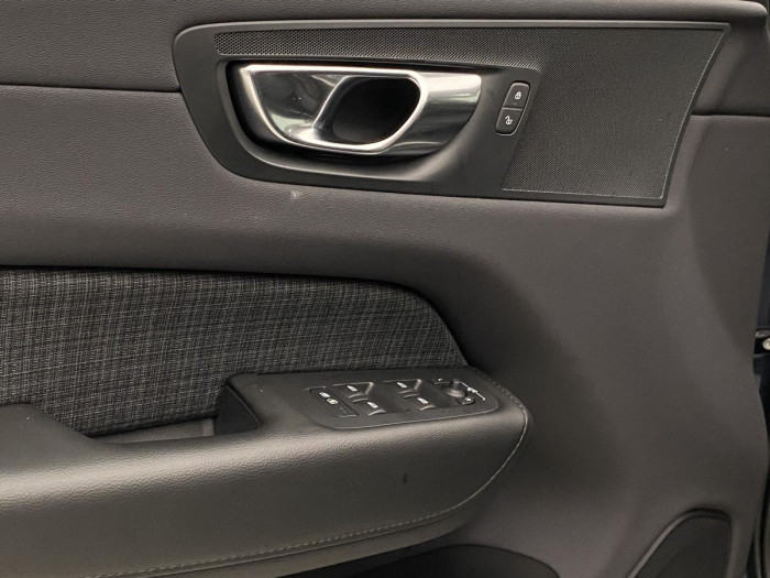 Volvo XC60 B4 MOMENTUM AUT REZERVACE 2.0 Momentum