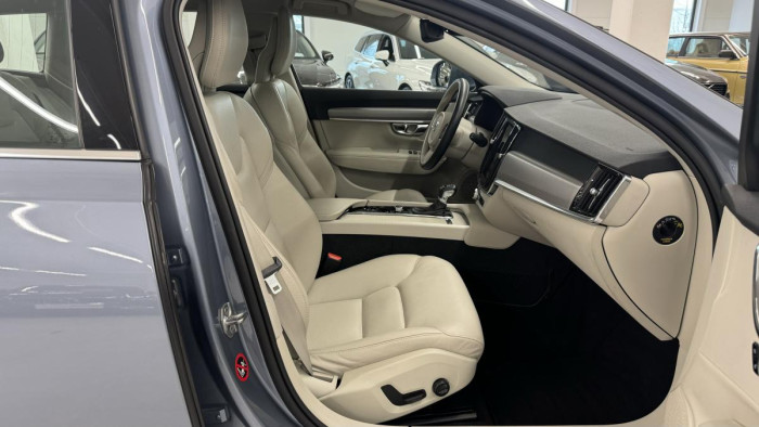 Volvo V90 D4 MOMENTUM AUT  REZERVACE 2.0 d Momentum